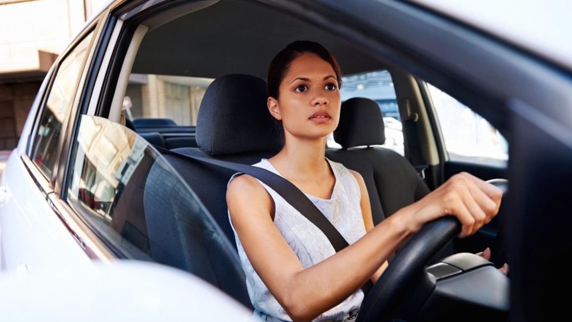 Une femme concentrée au volant, représentant les avantages de choisir une auto-école labellisée à Courbevoie