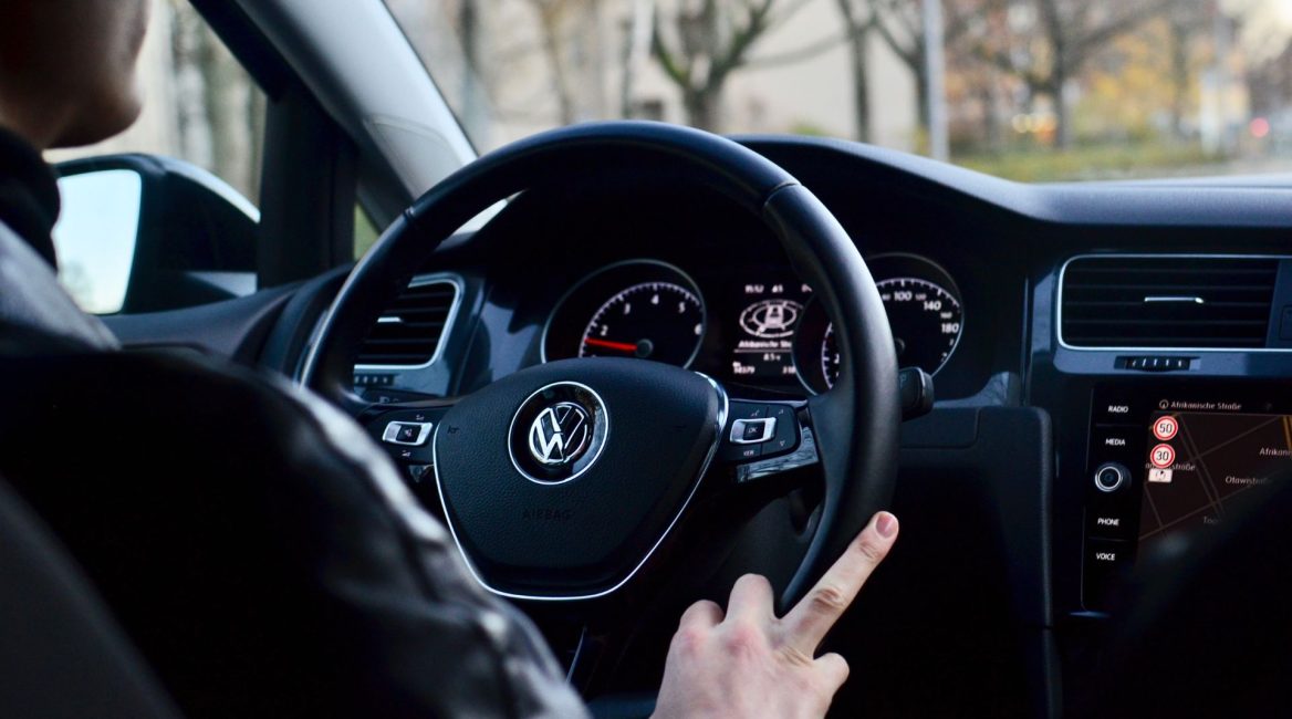 Conduite d’une voiture avec boîte automatique en milieu urbain, offrant confort et facilité de conduite.